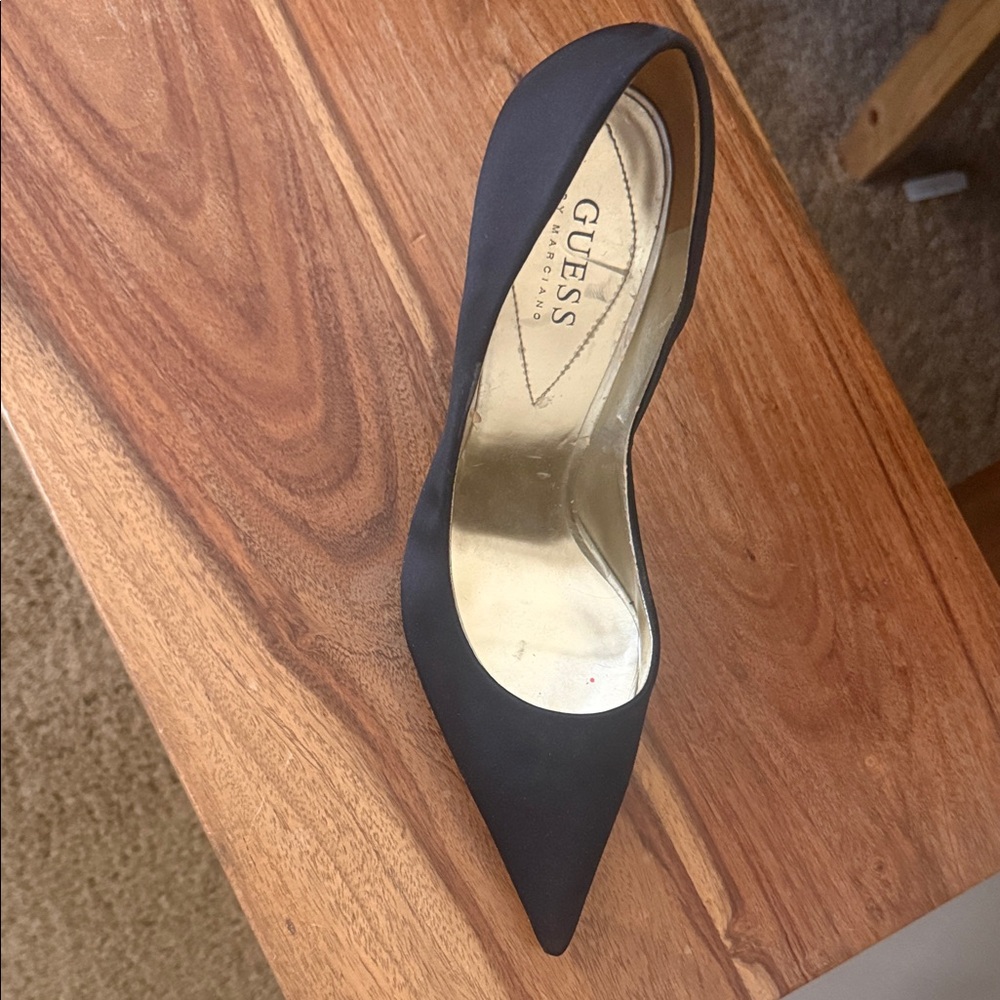 GUESS Black Pointed Toe Stiletto satin Pump size 9.5